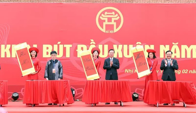 President Vo Van Thuong on February 18 offered incense and attended the Lunar New Year pen-brush opening ceremony at a memorial area dedicated to national hero and world cultural eminent personality Nguyen Trai in Nhi Khe commune in Hanoi’s outlying district of Thuong Tin.