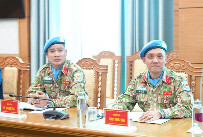 Captain Vu Quang Khai and Major Luc Thai Ha.