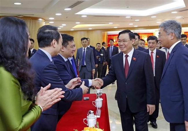 Chairman of the National Assembly (NA) Vuong Dinh Hue visits Co-opBank. (Photo: VNA)