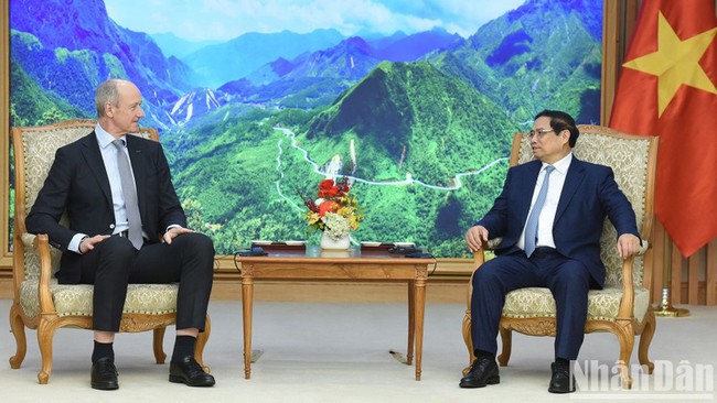 Prime Minister Pham Minh Chinh and visiting President and CEO of Siemens Group Roland Busch at their meeting on February 26 (Photo: NDO/Tran Hai)