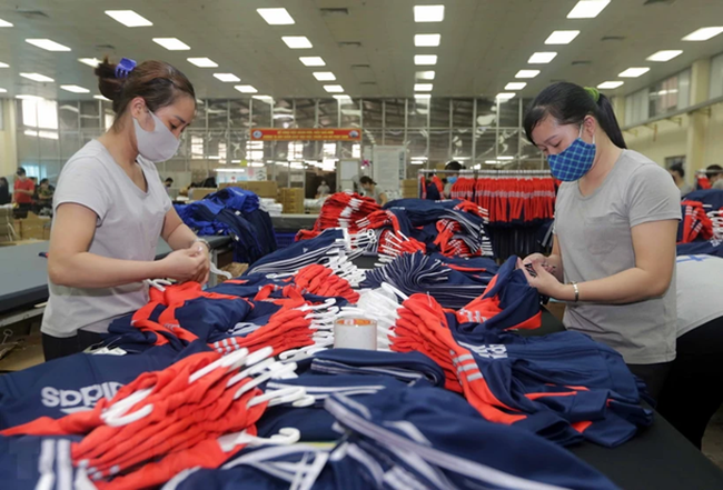 Workers produce garment for export. (Photo: VNA)