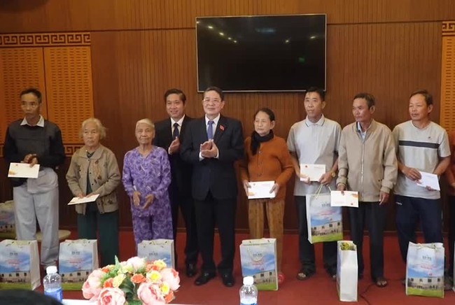 NA Vice Chairman Nguyen Duc Hai presents Tet gifts to needy households in Tam Xuan 1 Commune, Nui Thanh District, Quang Nam Province.