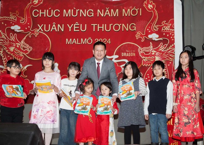 Vietnamese Ambassador to Sweden Tran Van Tuan presents Vietnamese-language books to Vietnamese children (Photo: baoquocte.vn)