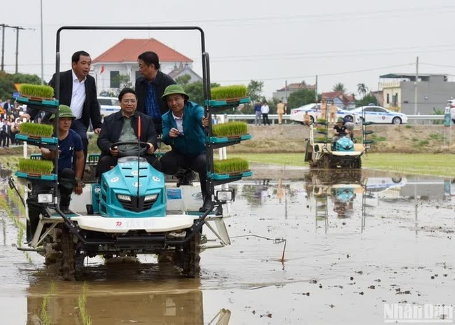 PM Pham Minh Chinh operates a rice planting machine in Hai Duong.