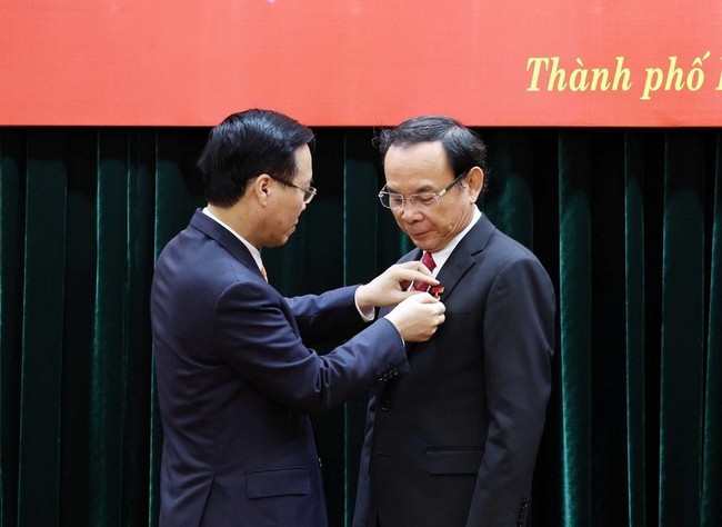President Vo Van Thuong presents the 45-year Party membership badge to Ho Chi Minh Party Secretary Nguyen Van Nen. (Photo: VNA)