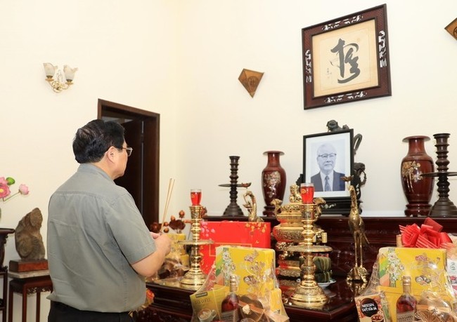 PM Pham Minh Chinh offers incense to the late PM Vo Van Kiet. (Photo: VNA)