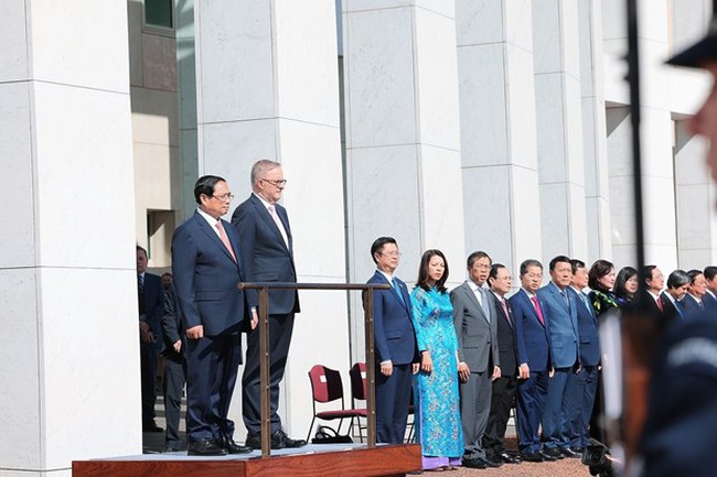 PM Pham Minh Chinh (first, left) and his Australian counterpart Anthony Albanese (second, left) at the welcome ceremony in Canberra on March 7 morning. (Photo: VNA)