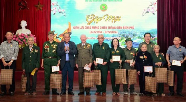 Truong Hoa Binh, former permanent Deputy Prime Minister, and leaders of the Association of Former Vietnamese Youth Volunteers present gifts and express gratitude to the members of the Association of Former Vietnamese Youth Volunteers.