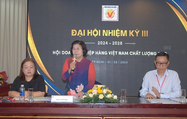 Vu Kim Hanh, Chairwoman of the Business Association of High Quality Vietnamese Products, speaks at the event. (Photo: congthuong.vn)