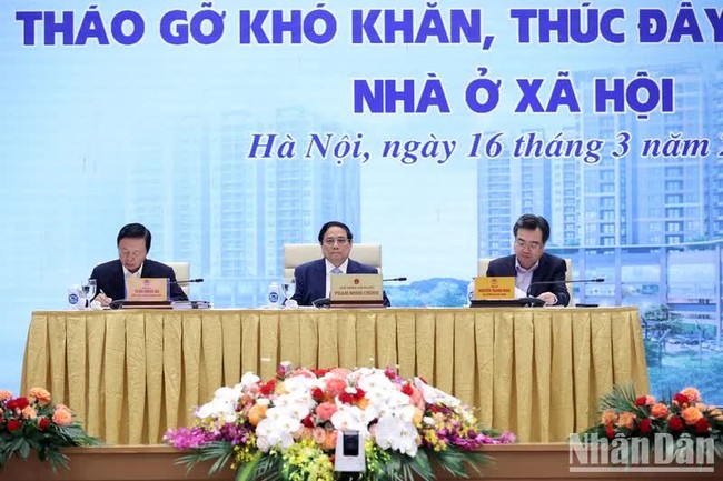 PM Pham Minh Chinh chairs the conference on social housing development on March 16. (Photo: NDO)