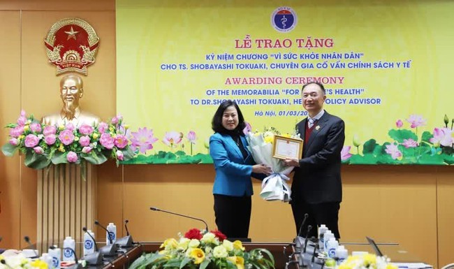 Minister of Health Dao Hong Lan presents the 