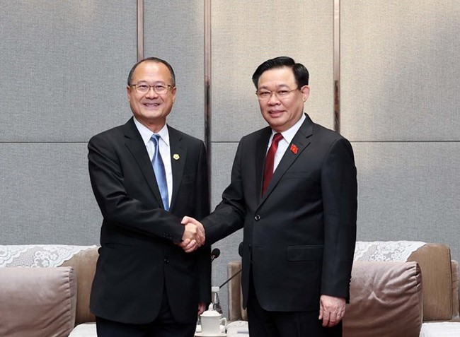 Chairman of the National Assembly Vuong Dinh Hue (R) receives Chairman of Sunwah Group Jonathan Choi (Photo: VNA)