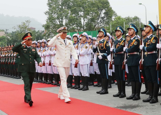 Minister of National Defence General Phan Van Giang (L) and his Chinese counterpart Senior Lieutenant General Dong Jun at the welcome ceremony held for the latter (Photo: VNA)