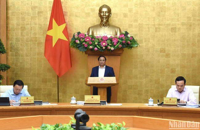PM Pham Minh Chinh (centre) chairs the Government’s regular meeting and a teleconference with the 63 provinces and centrally-run cities on April 3. (Photo: NDO)