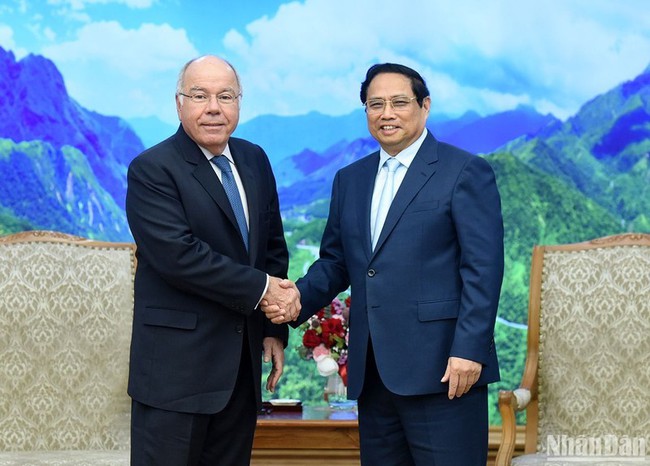 Prime Minister Pham Minh Chinh (right) receives Brazilian Minister of Foreign Affairs Mauro Vieira in Hanoi on April 10. (Photo: NDO)