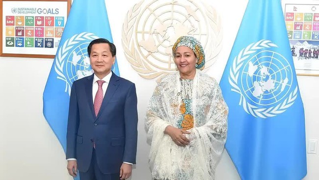 Deputy Prime Minister Le Minh Khai (L) and UN Deputy Secretary-General Amina Mohamme. (Photo: VNA)