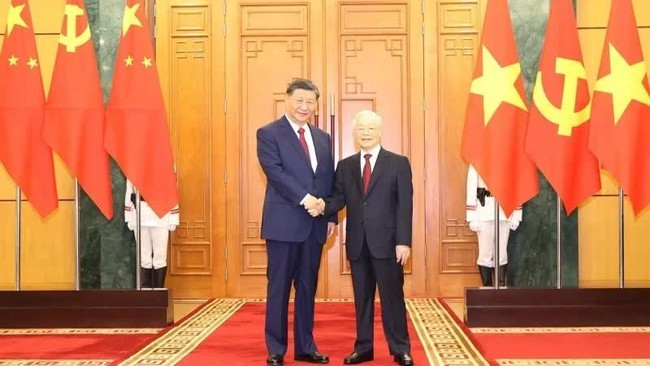 Party General Secretary Nguyen Phu Trong and General Secretary of the CPC and President Xi Jinping pose for a photo at the meeting on December 12, 2023 during the Chinese leader’s State visit to Vietnam. (Photo: Tri Dung/VNA)