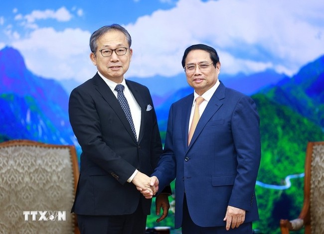 PM Pham Minh Chinh (R) and outgoing Japanese Ambassador to Vietnam Yamada Takio. (Photo: VNA)