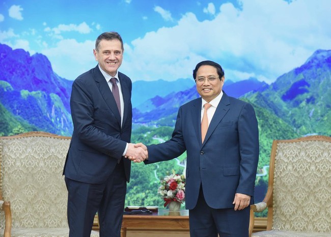 Prime Minister Pham Minh Chinh (R) and the new Bulgarian Ambassador to Vietnam, , at their meeting in Hanoi on April 11. (Photo: NDO)