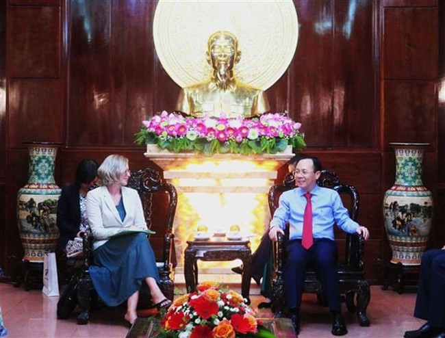 Secretary of the Party Committee of the Mekong Delta city of Can Tho Nguyen Van Hieu hosts Ginny Chapman, Charge d'Affaires of the New Zealand Embassy in Vietnam, on April 5. (Photo: VNA)