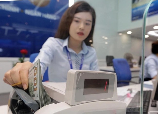 Overseas remittances to Ho Chi Minh City exceed 2.86 billion USD in the first quarter of 2024, an annual increase of 35.4% and the highest recorded in three consecutive years. (Photo: VNA)