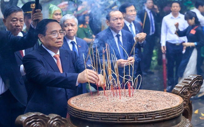 Prime Minister Pham Minh Chinh on April 18 attended a ceremony to offer incense to Vietnam’s forefathers Hung Kings at Hung Temple in Phu Tho province on the occasion of the Hung Kings’ Commemoration Day, which falls on the 10th day of the third lunar month every year. (Photo: VPG)