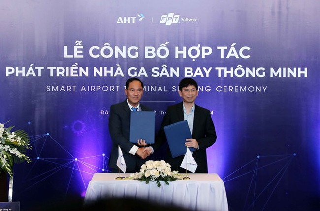 Deputy General Director the Da Nang International Terminal Investment and Operation JSC (AHT) Do Trong Hau (left) and a representative of FPT Software sign a cooperation document on April 22. (Photo: VNA)