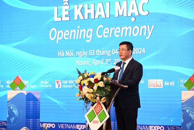 Minister of Industry and Trade Nguyen Hong Dien speaks at the opening ceremony on April 3 (Photo: https://congthuong.vn/)