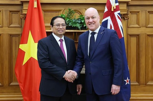 Vietnamese Prime Minister Pham Minh Chinh (L) and his New Zealand counterpart Christopher Luxon in Wellington on March 11 (Photo: VNA)