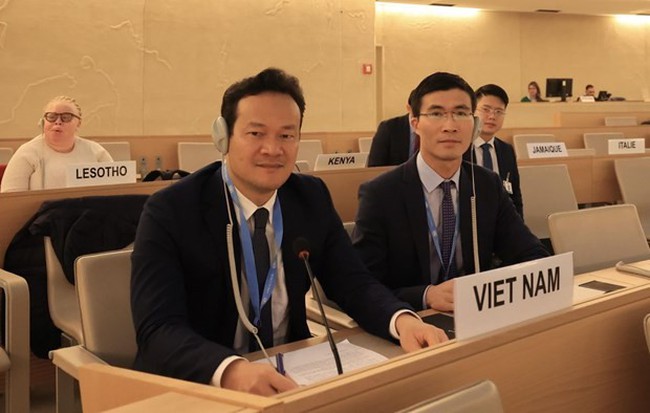 Ambassador Mai Phan Dung (L), Permanent Representative of Vietnam to the United Nations (UN) in Geneva, at the dialogue. (Photo: VNA)