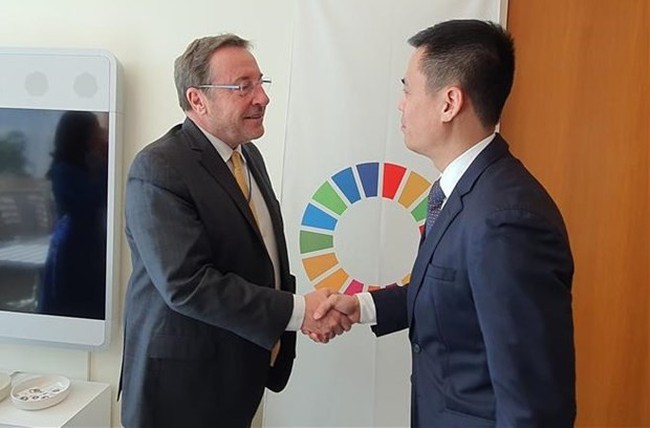UNDP Administrator Achim Steiner (L) meets with Vietnamese Ambassador Dang Hoang Giang prior to the launch of the 2023/24 Human Development Report in New York on March 13. (Photo: VNA)