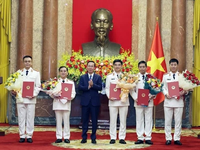 President Vo Van Thuong (third from left) presents appointment decision to procurators of Supreme People’s Procuracy. (Photo: VNA)