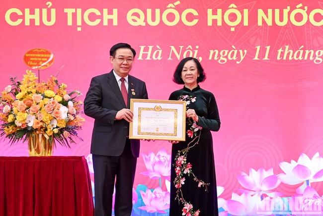 Politburo member, Standing member of the Party Central Committee’s Secretariat and Head of the Party Central Committee’s Organisation Commission Truong Thi Mai presents the 40-year Party membership badge Chairman of the National Assembly Chairman Vuong Dinh Hue (Photo: Duy Linh)