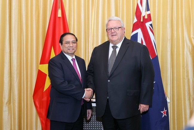 Vietnamese Prime Minister Pham Minh Chinh (L) and Speaker of the New Zealand Parliament Gerry Brownlee at their meeting in Wellington on March 11. (Photo: VNA)