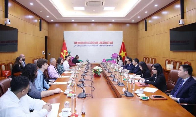 Representatives from the CPV Central Committee’s Commission for External Relations receive delegation from the Communist Party of the US (CPUSA). (Photo: VNA)