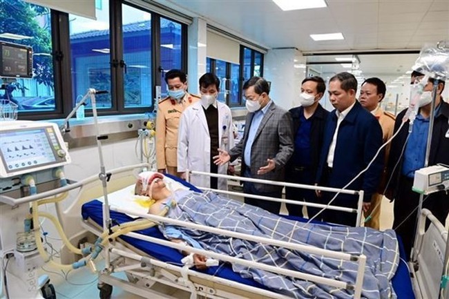 Officials of Tuyen Quang province visit a victim of the accident on March 5. (Photo: VNA)