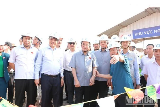 Vice Chairman of the National Assembly (NA) Nguyen Duc Hai inspects the progress at the Long Thanh Airport. (Photo: NDO)