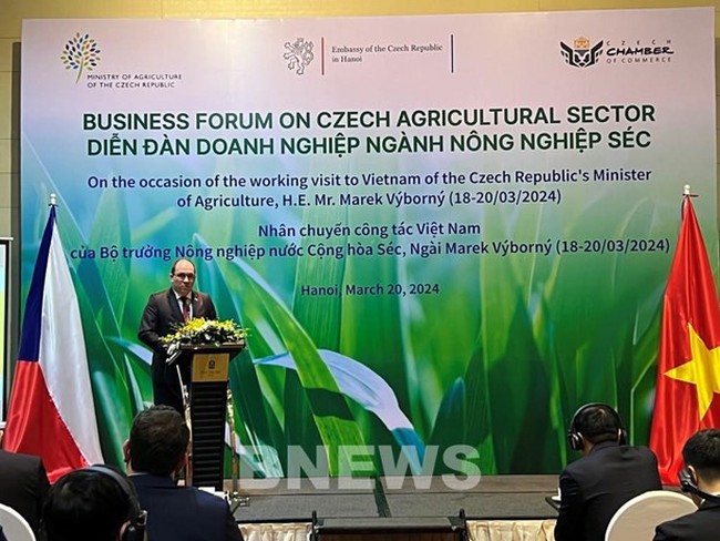 Czech Minister of Agriculture Marek Vyborny speaks at the forum. (Photo: VNA)