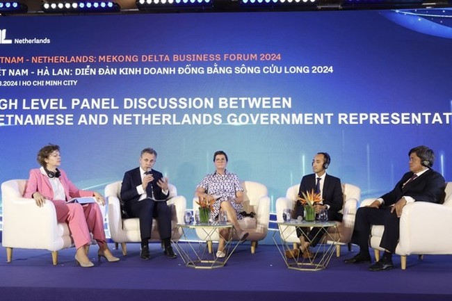 A panel discussion at the forum. (Photo: VNA)