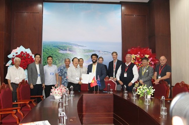 The signing ceremony of the memorandum of understanding. (Photo: thuysanvietnam.com.vn)