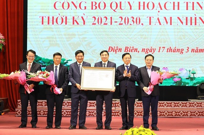 Deputy Prime Minister Tran Hong Ha hands over the Dien Bien province master plan’s approval decision to local authorities. (Photo: NDO)