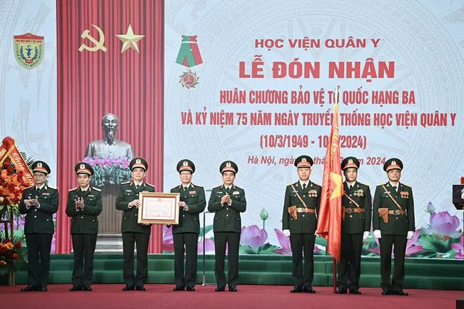 At the ceremony, authorised by the President, Politburo member, and Minister of Defence, General Phan Van Giang awards the Fatherland Defence Order, third class, to the Military Medical Academy.