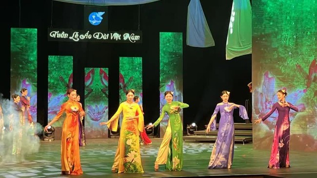 An ao dai show at the launch ceremony.