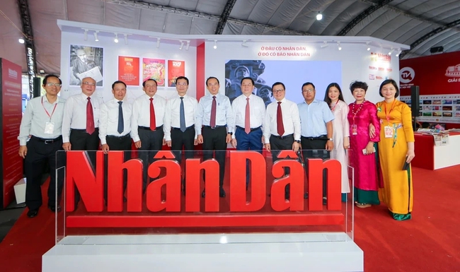 Delegates visit a booth displaying publications of Nhan Dan Newspaper. (Photo: NDO)