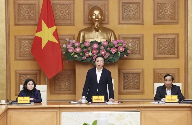 Deputy Prime Minister Tran Hong Ha speaks at the meeting. (Photo: VNA)
