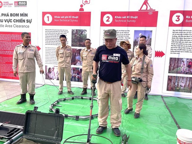 Mine clearance techniques introduced at the event (Photo: VNA)