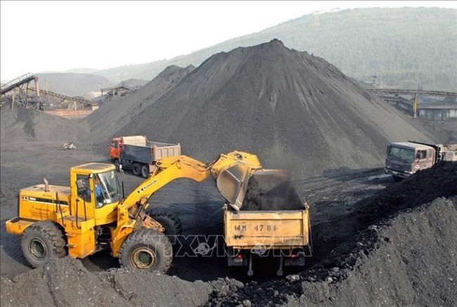 Vietnam is completing a legal corridor for mining activities. (Photo: VNA)