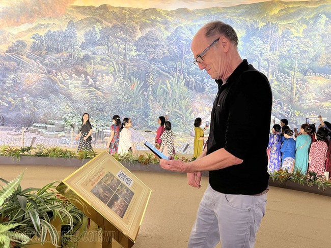 With a smartphone, visitors can easily scan the QR code to learn more about the painting (Photo: dic.gov.vn)