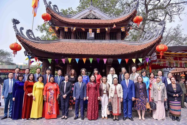 Vice President Vo Thi Anh Xuan and female foreign ambassadors and chief representatives from international organisations in Vietnam visit Dong Ky temple in Bac Ninh province. (Photo: VNA)
