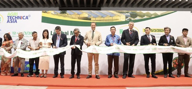 Delegates cut the ribbon to open HortEx Vietnam 2024. (Photo: VNA)